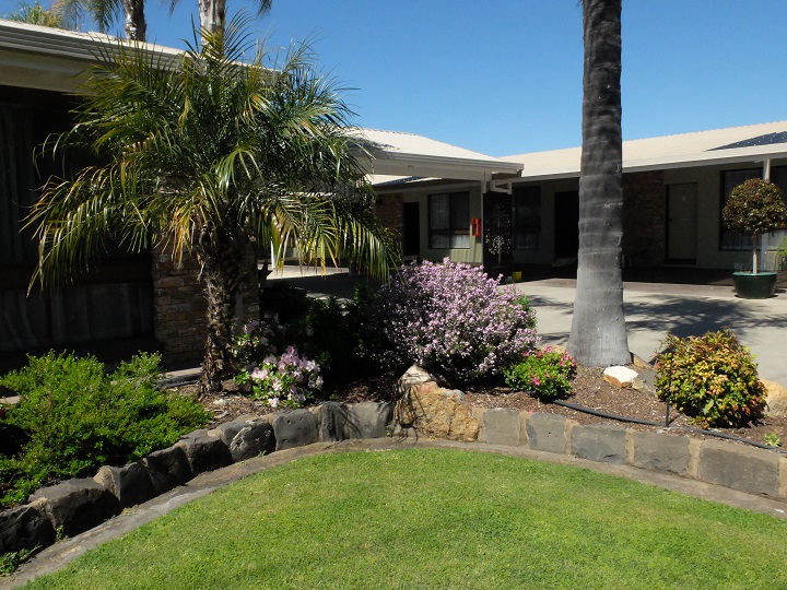 River Gums Motor Inn garden